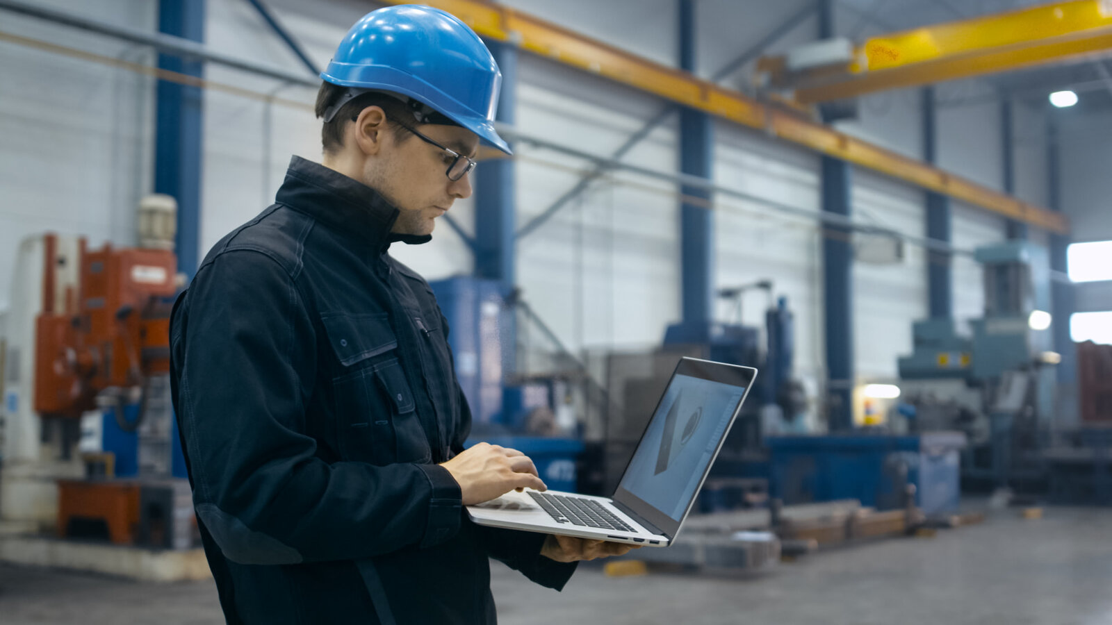Professional beoordeelt operationele informatie in een productieomgeving