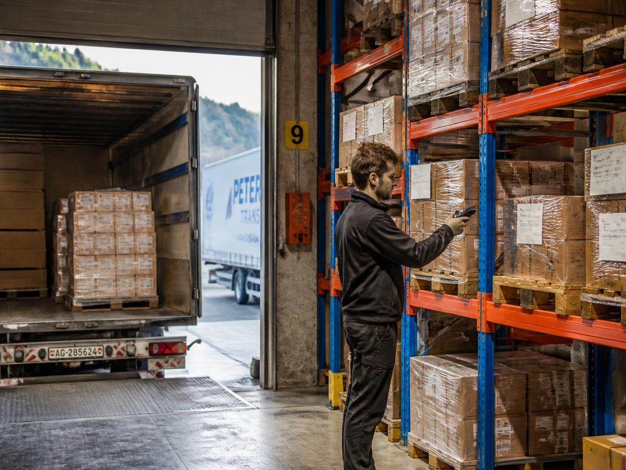 Distributiecentrum met vrachtwagens en laaddocks